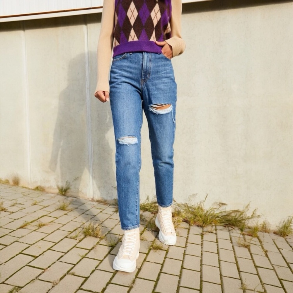 Levi’s W26 (US 2/3) Mom Jeans Women’s High Waisted Distressed 26986-0035